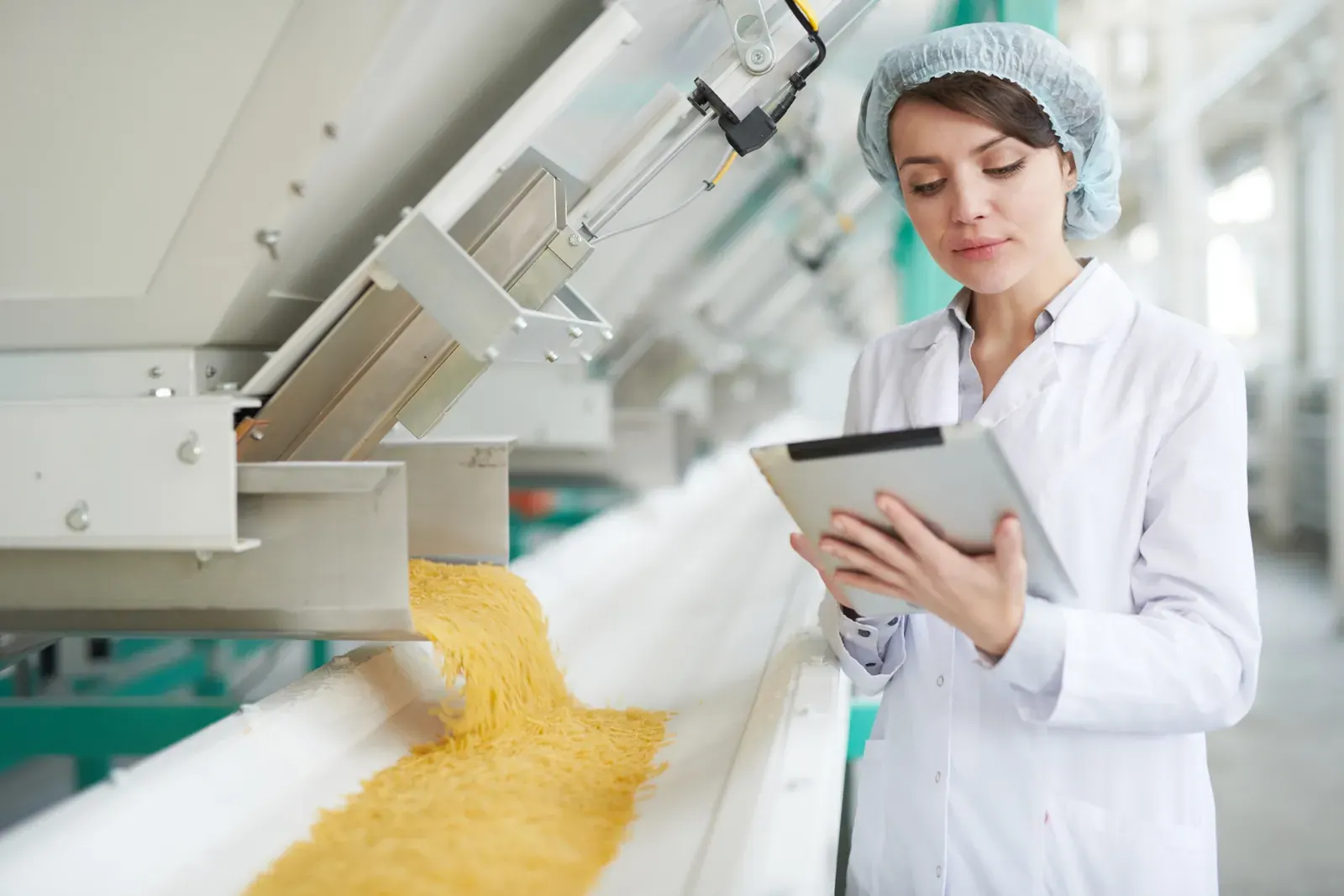 Інженерка ALAIR™ перевіряє роботу пневматичної лінії з планшетом — нова серія NPK-DP