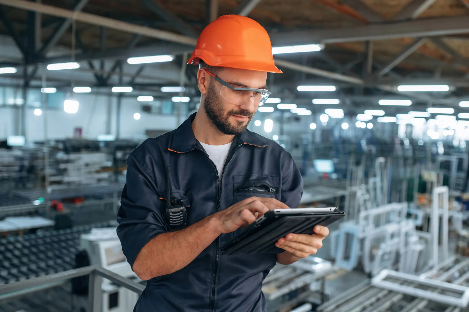 Сертифікований інженер ALAIR™ Service Academy з планшетом на майданчику клієнта